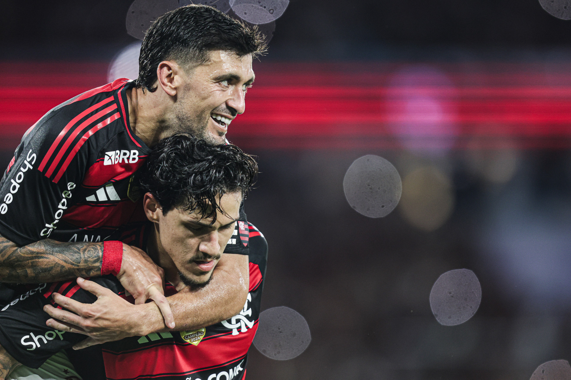 Arrascaeta e Pedro celebram gol do Flamengo sobre o Vitória, no Maracanã - Gilvan de Souza / Flamengo