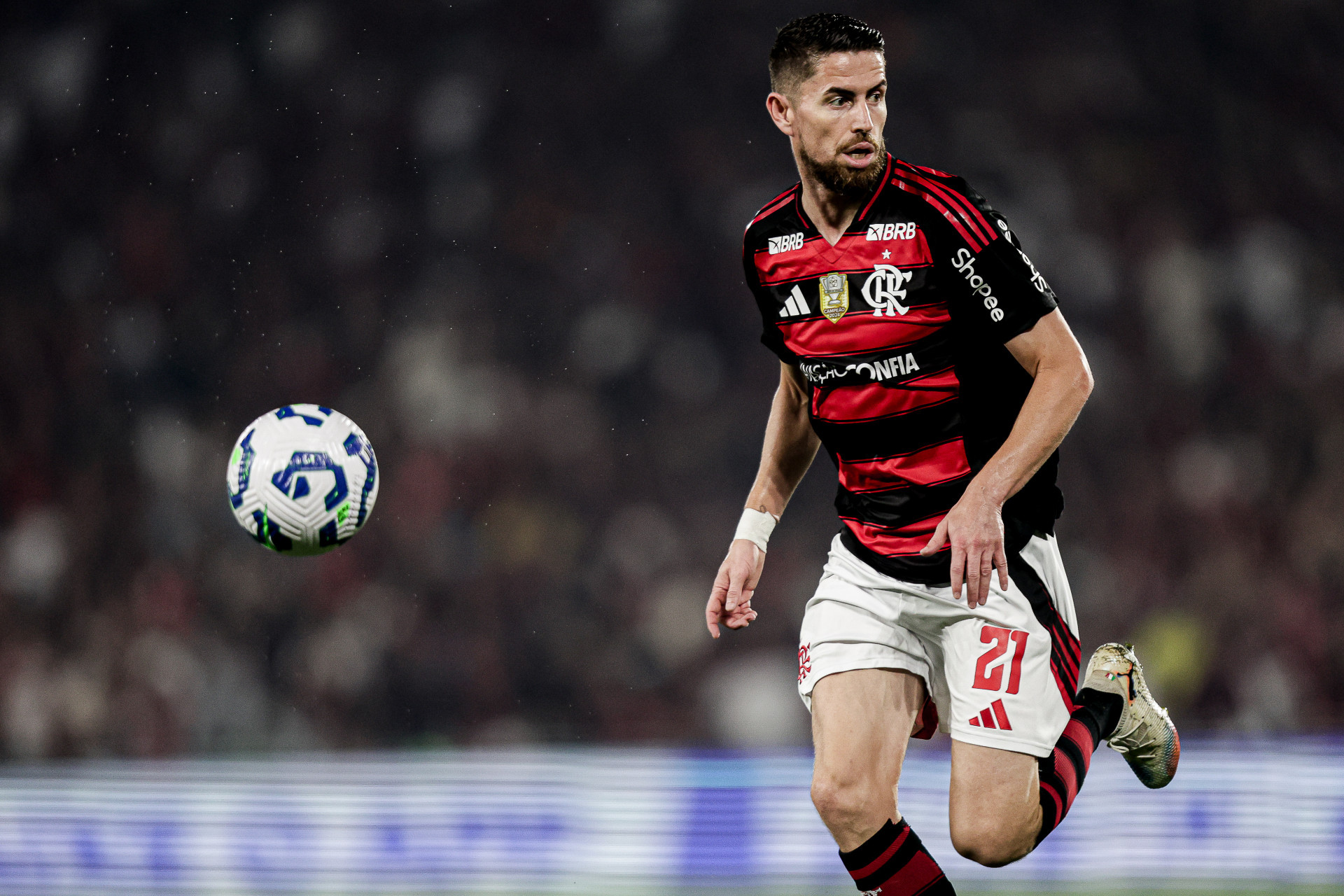 Jorginho em ação pelo Flamengo diante do Vitória, no Maracanã - Gilvan de Souza / Flamengo