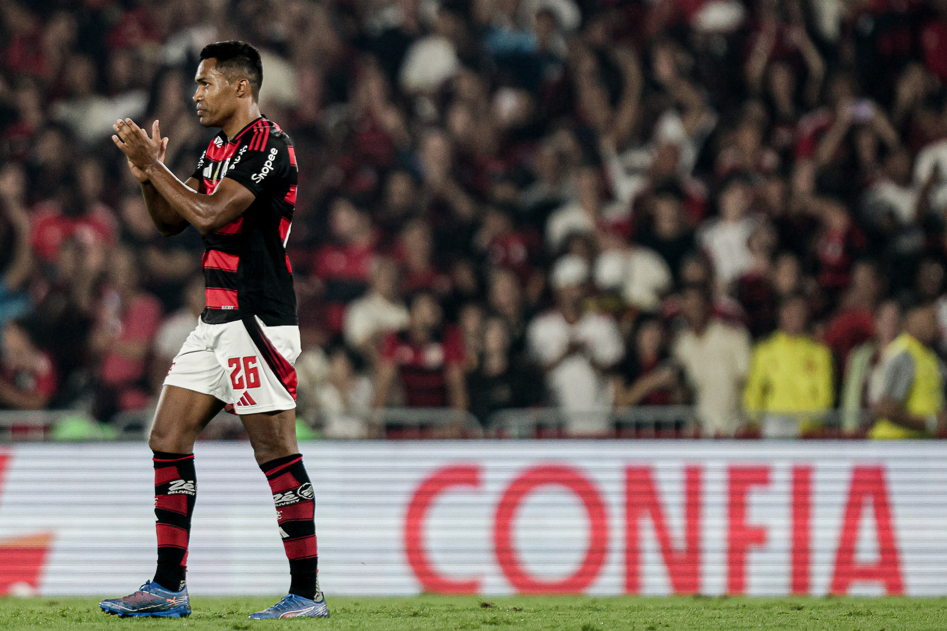 Com desconforto muscular, Alex Sandro deixou o campo aos 23 minutos do primeiro tempo - Gilvan de Souza / Flamengo