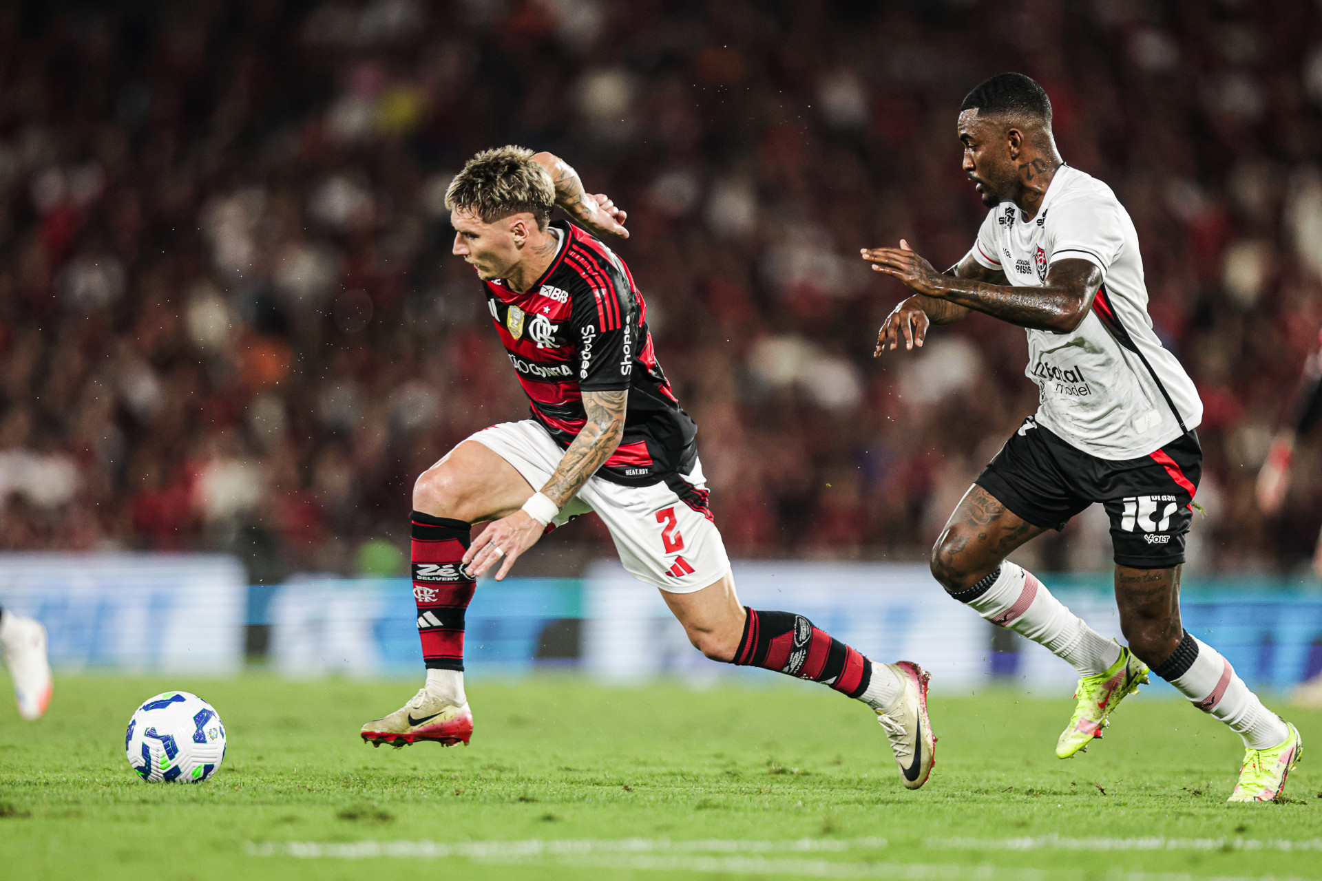 Varela em ação pelo Flamengo diante do Vitória, no Maracanã - Gilvan de Souza / Flamengo