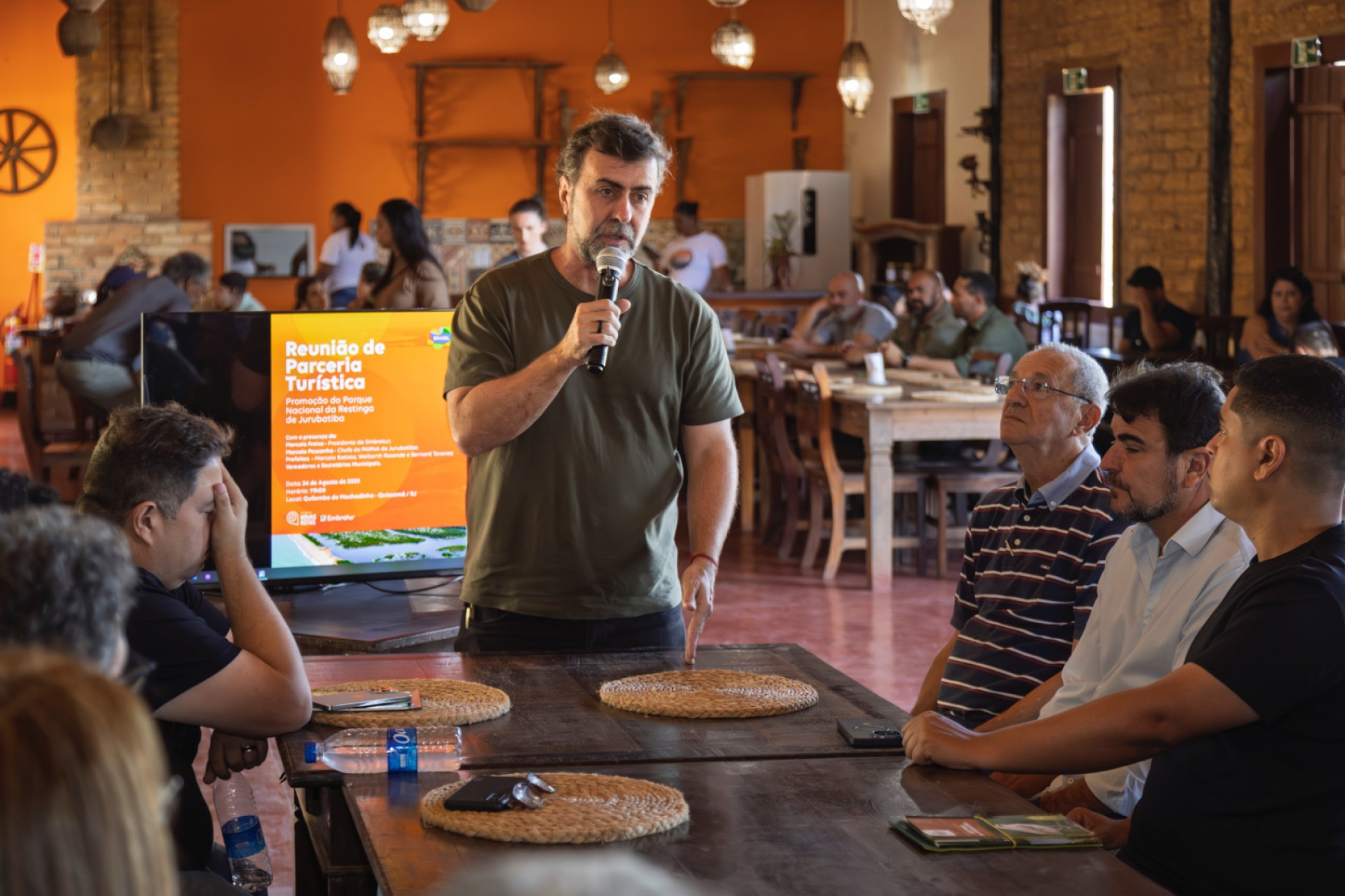 Marcelo Freixo se reuniu com prefeito, secret&aacute;rio e representantes do turismo no Quilombo da Machadinha   - Foto: Marcio&nbsp;Menasce