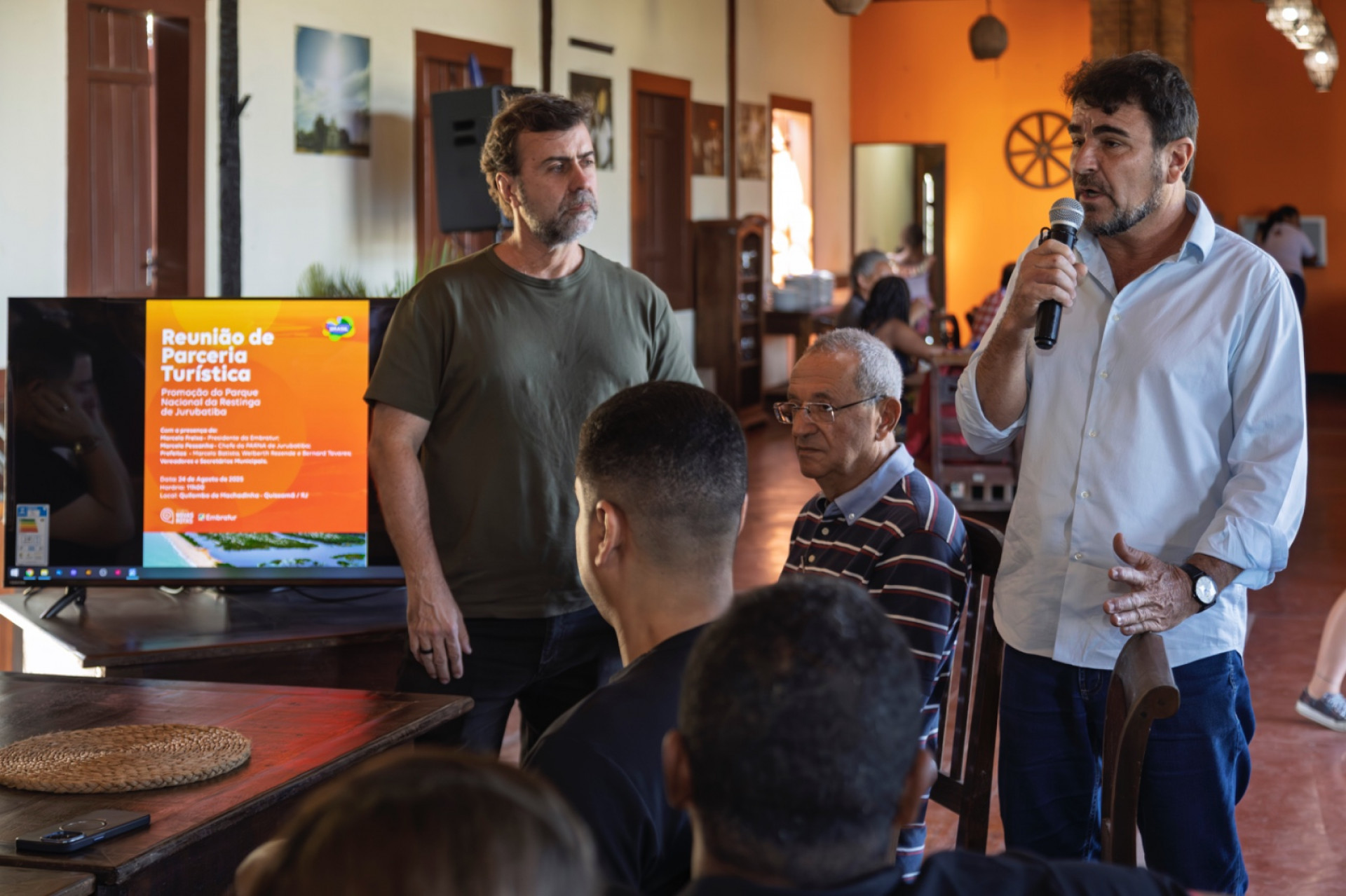 Marcelo Freixo se reuniu com prefeito, secret&aacute;rio e representantes do turismo no Quilombo da Machadinha   - Foto: Marcio&nbsp;Menasce