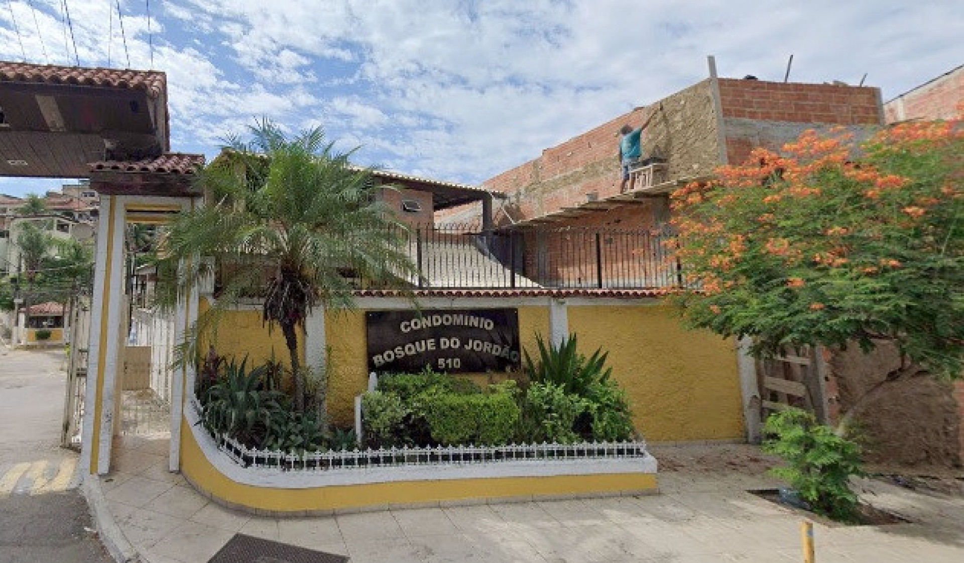 Criança teria batido a cabeça ao cair de prédio em obras, na Rua Jordão