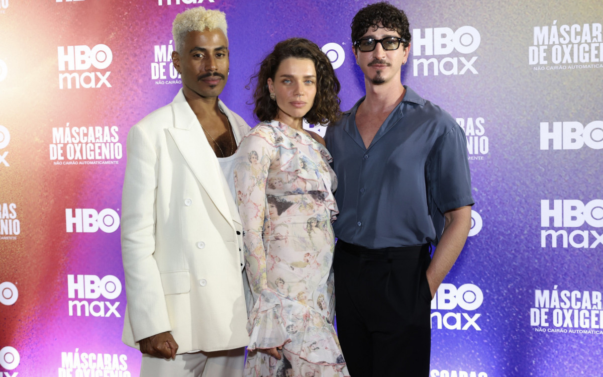 Ícaro Silva, Bruna Linzmeyer e Johnny Massaro protagonizam a série \'Máscaras de Oxigênio Não Cairão Automaticamente\', da HBO Max