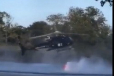 Helicóptero cai em lago ao tentar pegar água durante combate a incêndio na França
