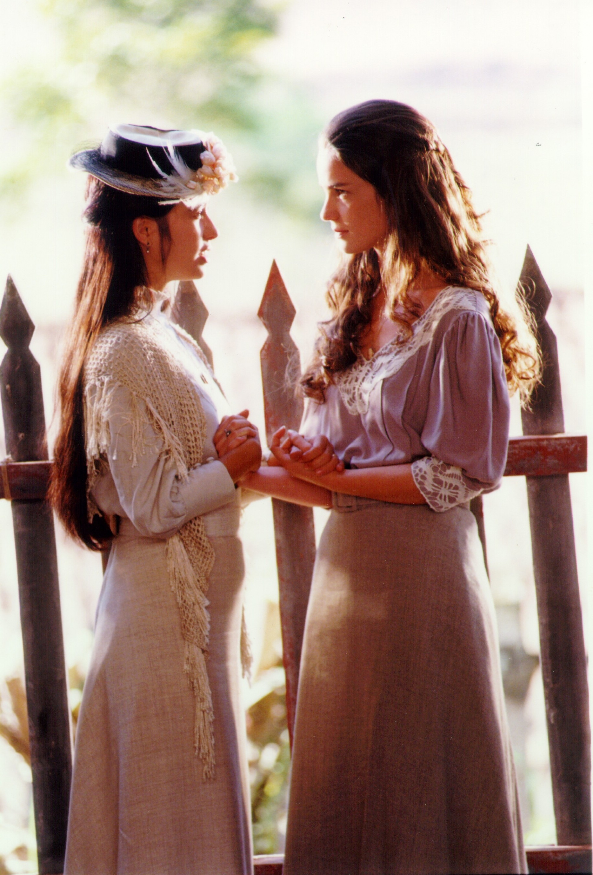 Angélica (Palomma Duarte) e Rosana (Carolina Kasting) em 'Terra Nostra' - TV Globo / Divulgação