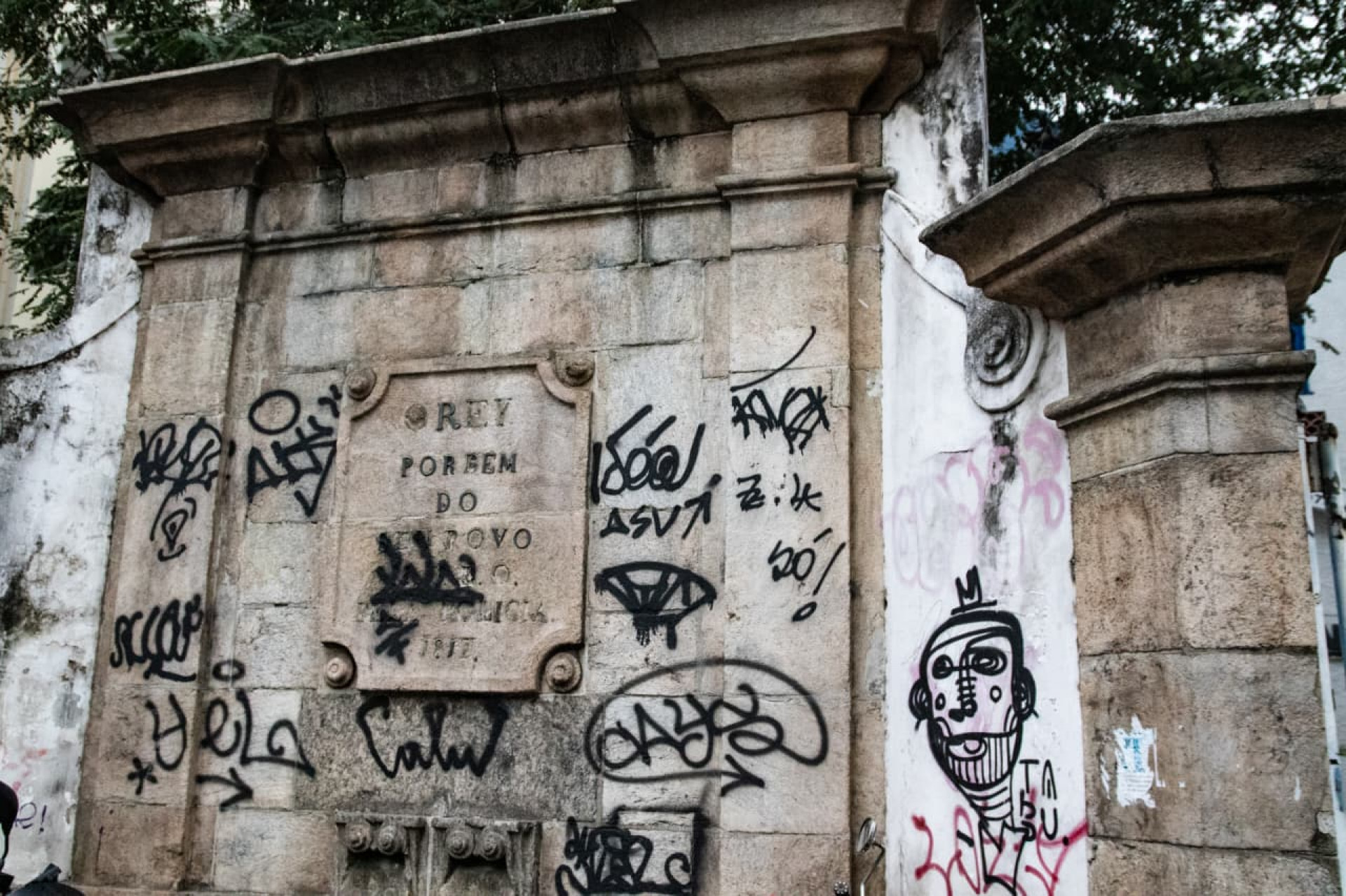 Novas pichações se misturam a antigas no Chafariz do Riachuelo - Érica Martin / Agência O Dia