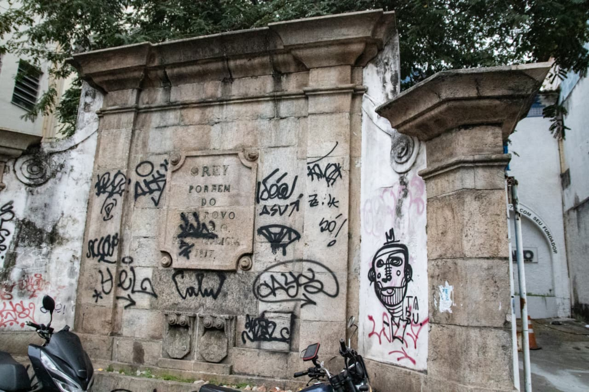Novas pichações se misturam a antigas no Chafariz do Riachuelo - Érica Martin / Agência O Dia
