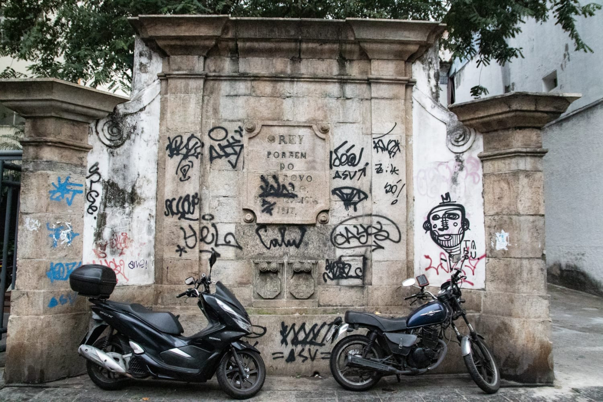 Novas pichações se misturam a antigas no Chafariz do Riachuelo - Érica Martin / Agência O Dia