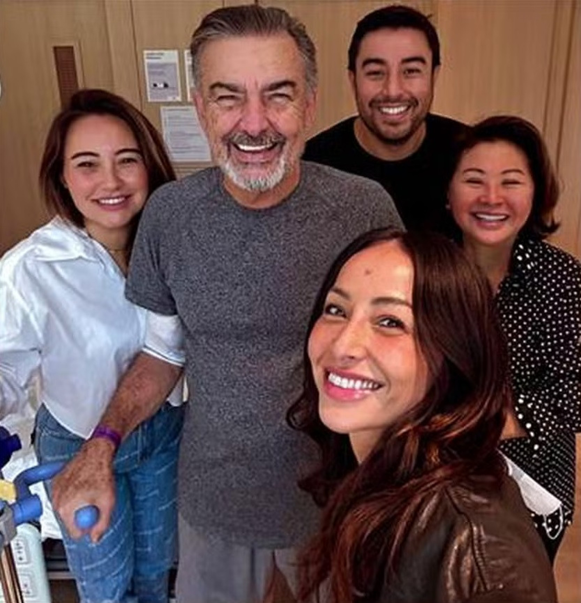 Pai de Sabrina Sato posou com familiares antes de cirurgia  - Reprodução/Instagram 