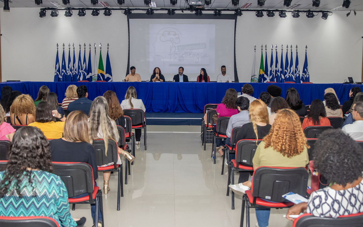 Profissionais e servidores participam da abertura da Primeira Jornada de Psicologia de Macaé na Câmara de Vereadores