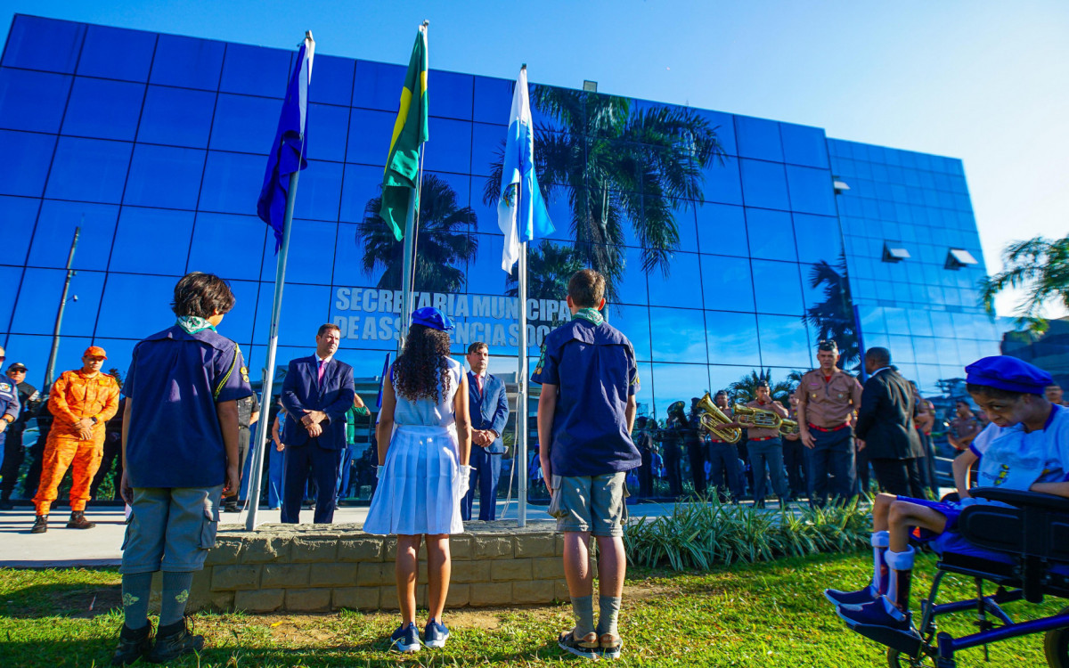 Alunos e autoridades participaram do hasteamento das bandeiras