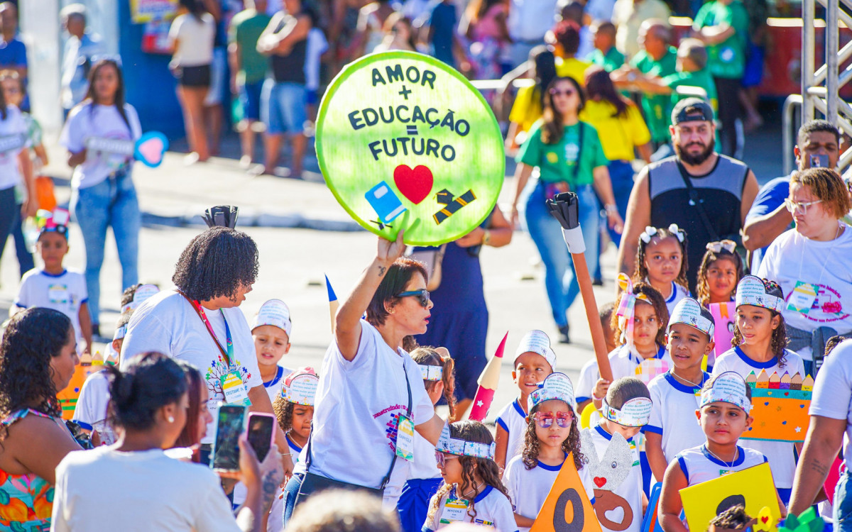 Crianças, professores e pais desfilaram exaltando a educação