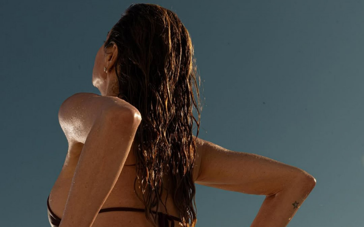 De biqu&iacute;ni vermelho, Luciana Gimenez exibe curvas