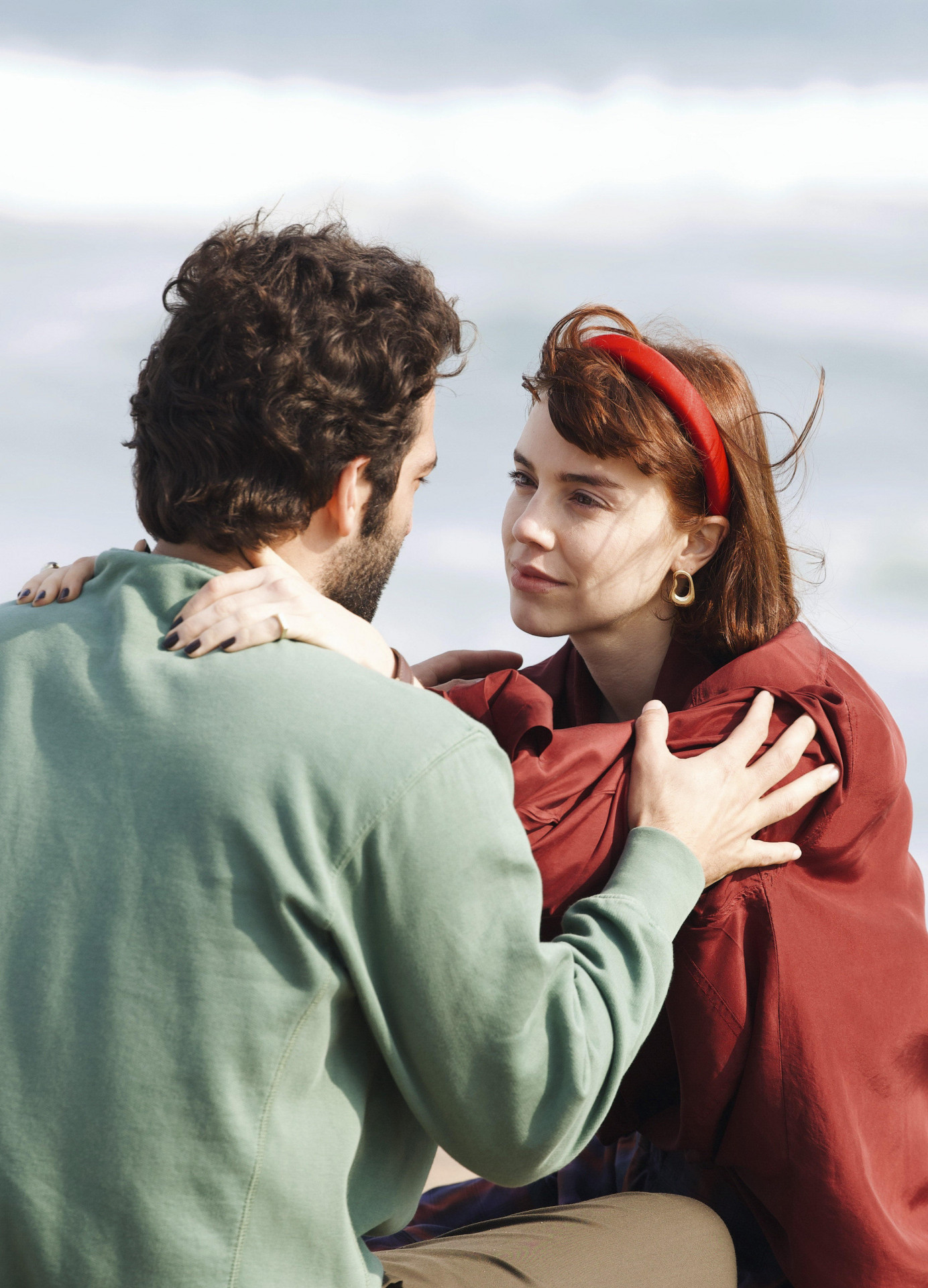 Afonso (Humberto Carrão) conversa com Solange (Alice Wegmann) sobre não seguir com o tratamento e ela revela que ele é o pai dos seus filhos  - Globo/ Manoella Mello