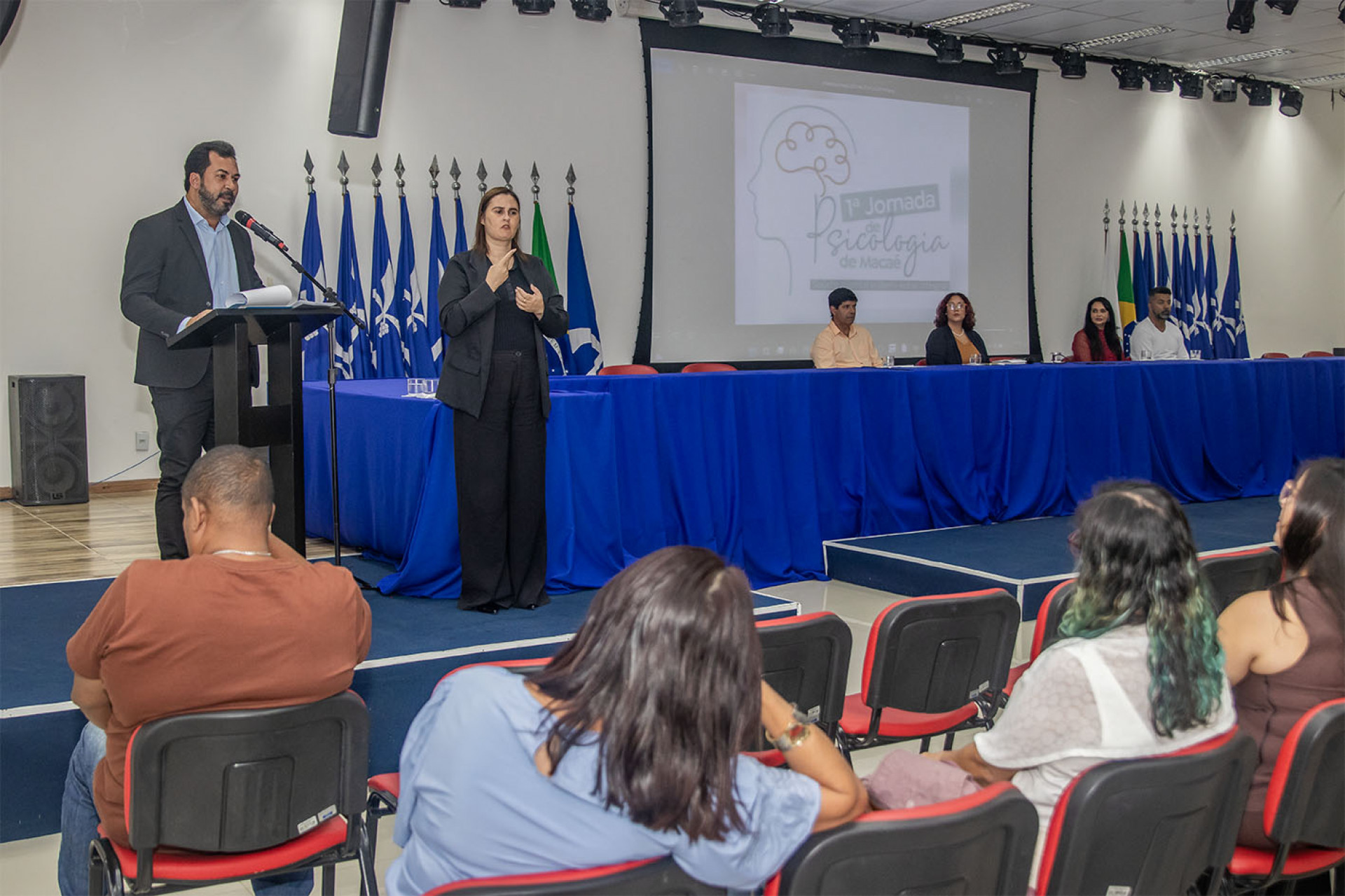 Profissionais e servidores participam da abertura da Primeira Jornada de Psicologia de Maca&eacute; na C&acirc;mara de Vereadores - Foto: Mois&eacute;s Bruno H. Santos