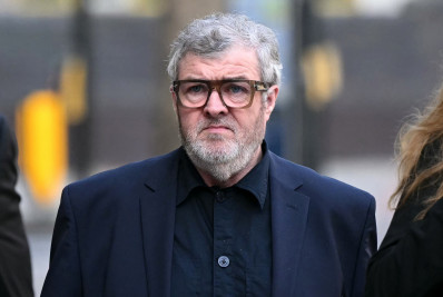 Irmão mais velho dos cantores do Oasis é acusado de estupro e agressão sexual