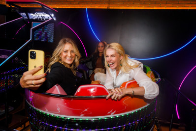 Ana Hickmann e Ticiane Pinheiro se divertem na festa de 20 anos do 'Hoje em Dia'