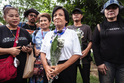 Tailandesa condenada a 43 anos de prisão por crime de lesa-majestade é libertada