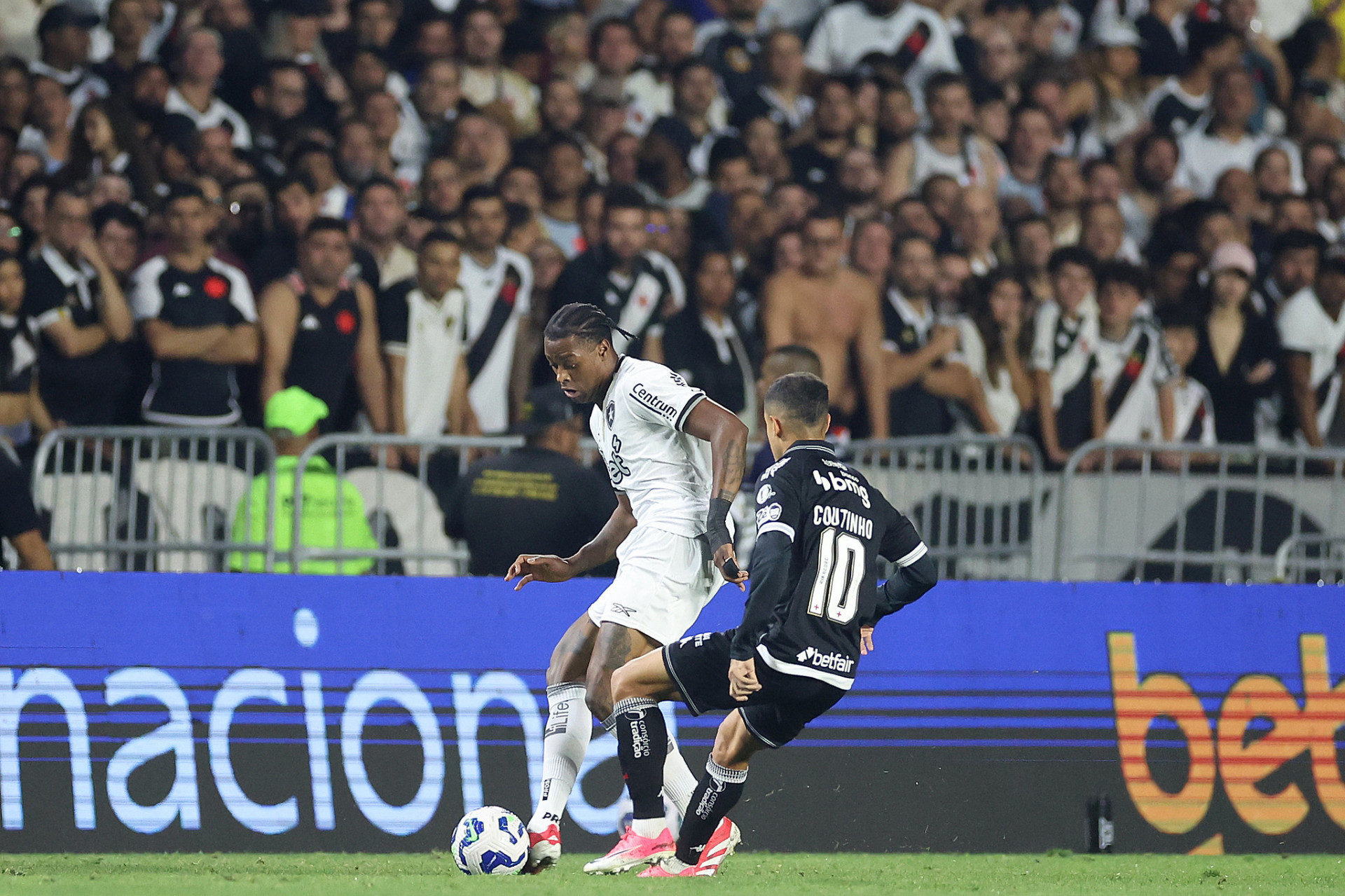 Philippe Coutinho marca Kaio Pantaleão em Vasco x Botafogo - Vítor Silva/Botafogo