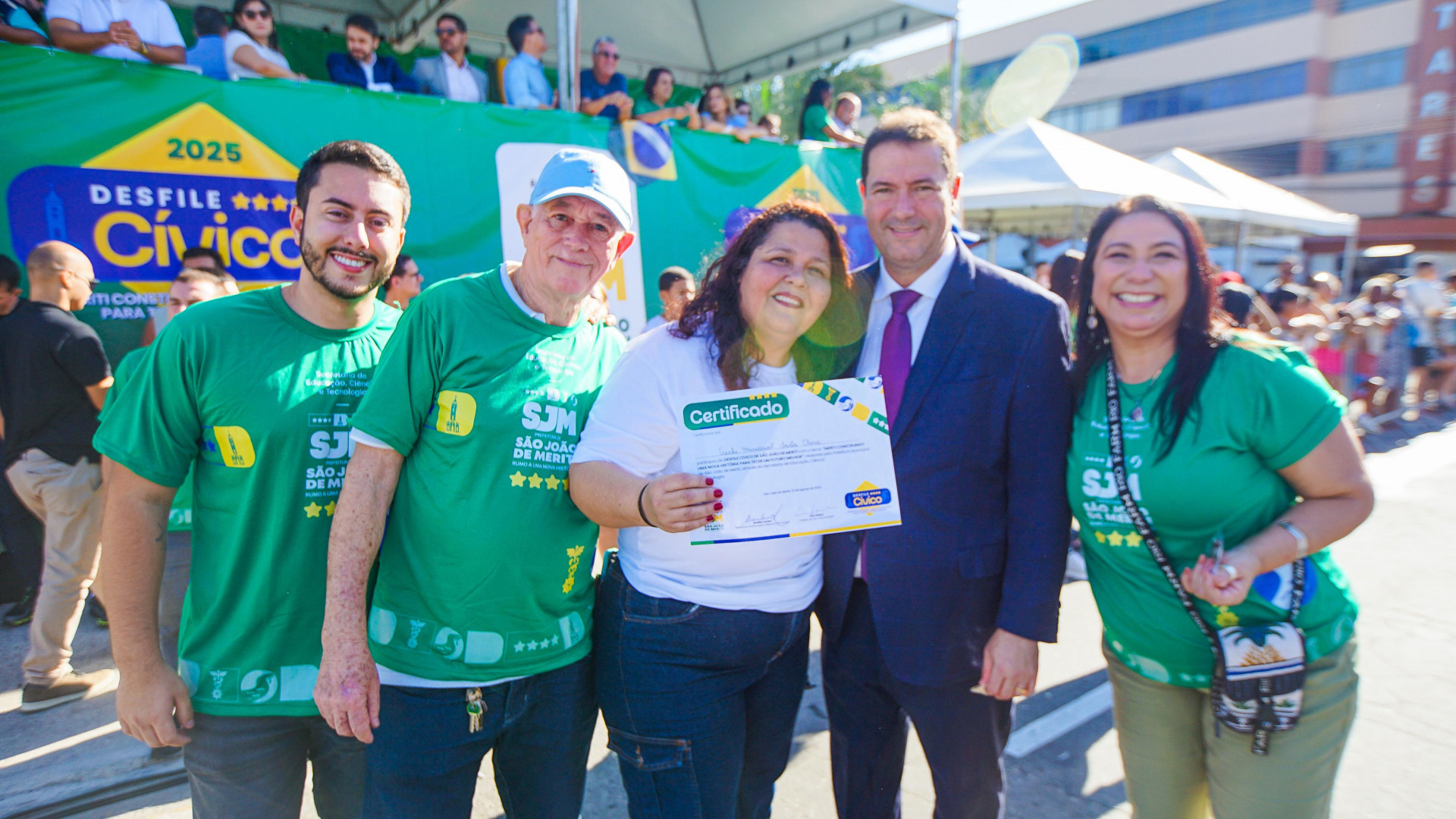 Prefeito L&eacute;o Vieira e secret&aacute;rios Eneila Lucas e Leonardo Vieira entregaram certificado &agrave;s escolas - Gilberto Rocha/ PMSJM