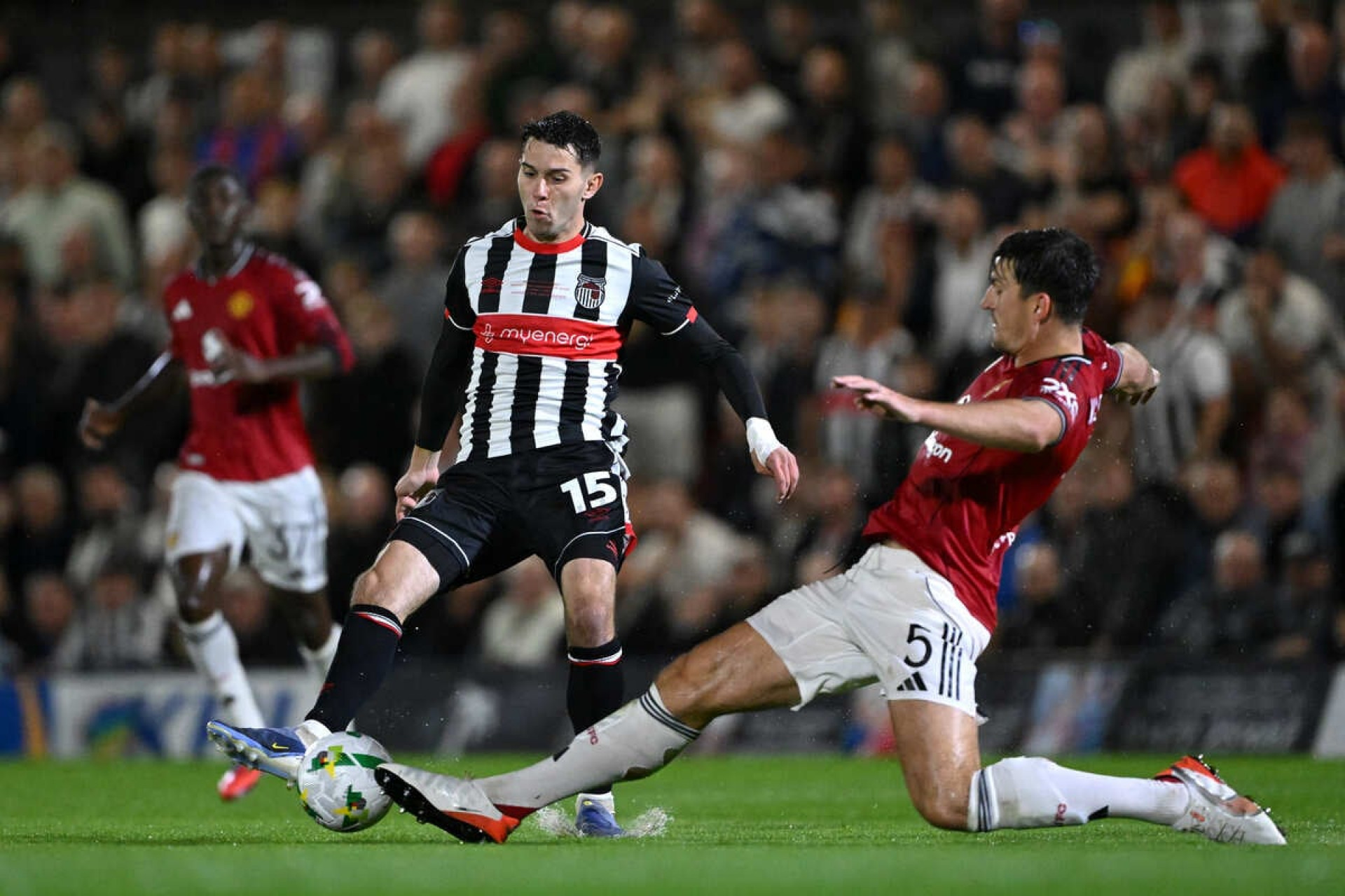 Grimsby faz hist&oacute;ria, elimina United em p&ecirc;naltis intermin&aacute;veis e avan&ccedil;a na Copa da Liga Inglesa
