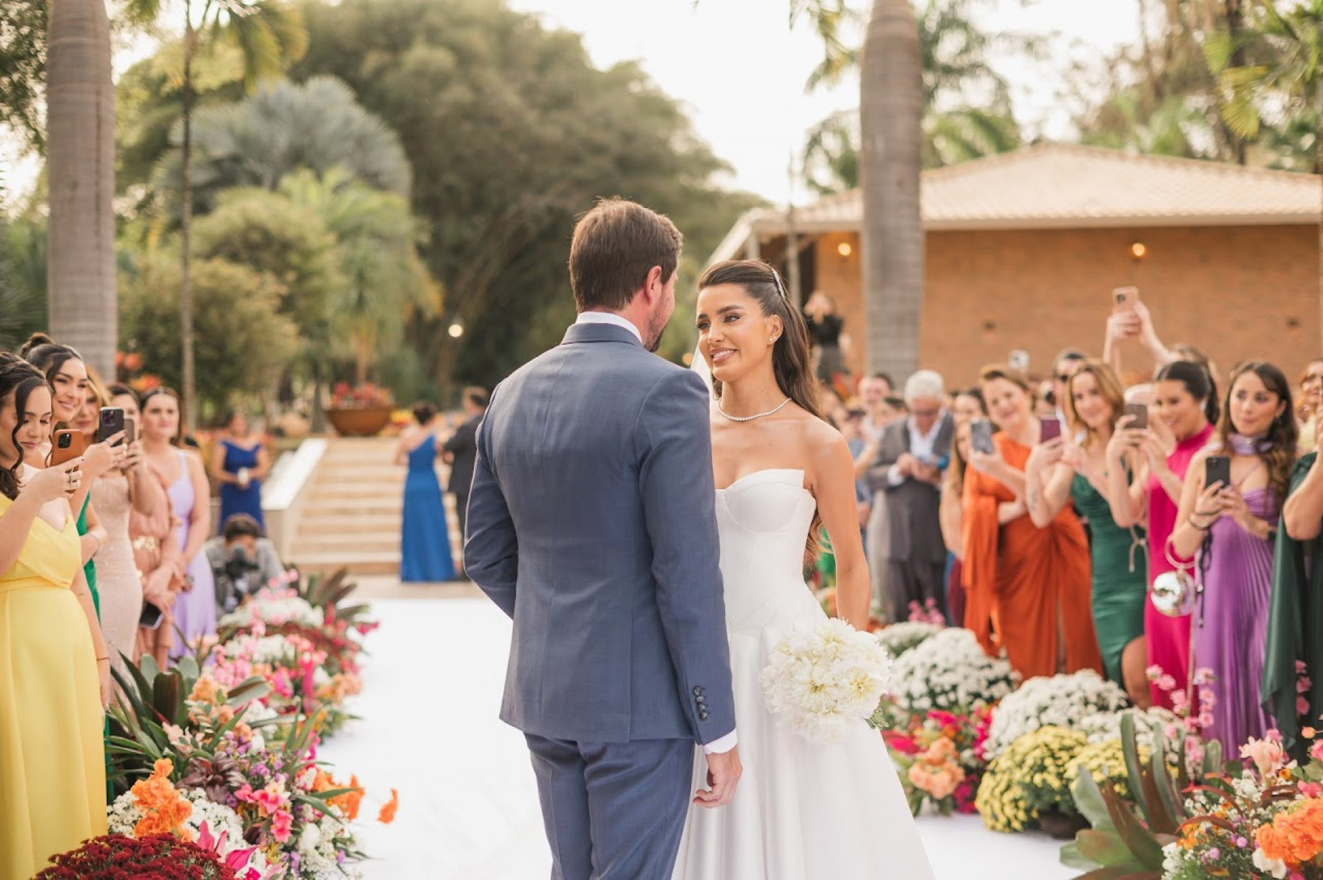 Isa e Guilherme trocaram olhares apaixonados em um dos momentos mais emocionantes da celebração - Alexandre Lizardo