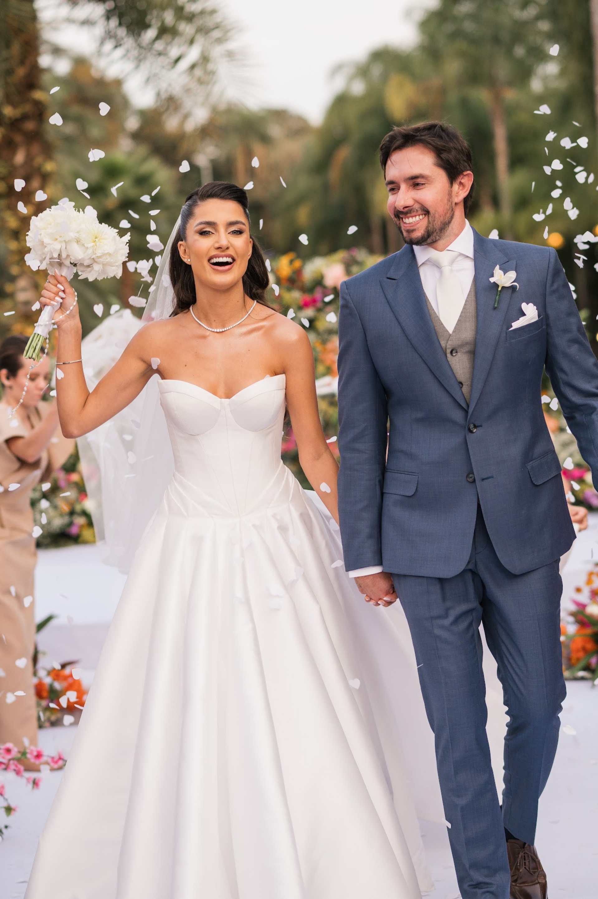 A emoção dos noivos contagiou todos os presentes, tornando o dia inesquecível