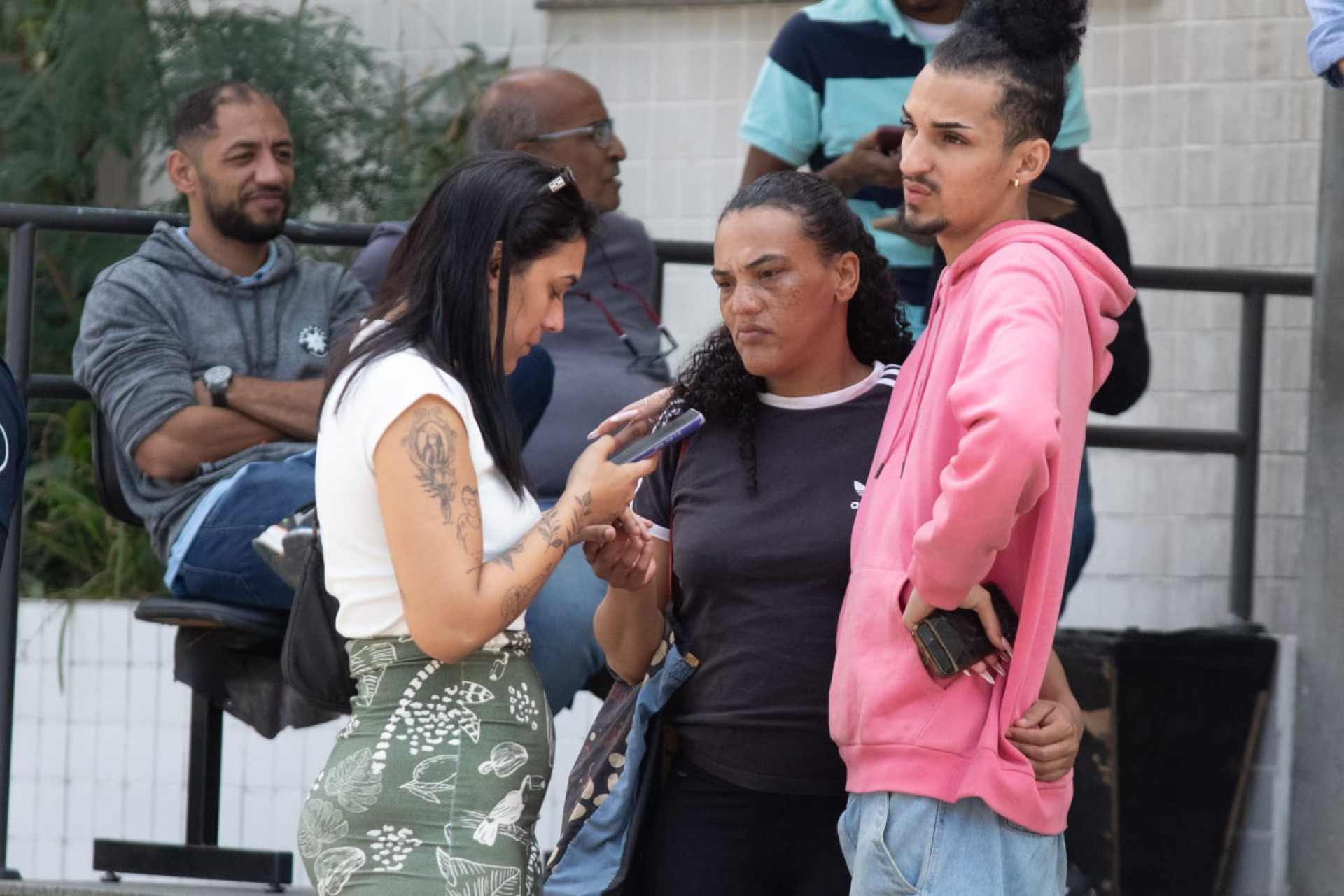 Familiares e amigos estiveram no IML para reconhecer e liberar corpo de Luciano - Érica Martin / Agência O Dia