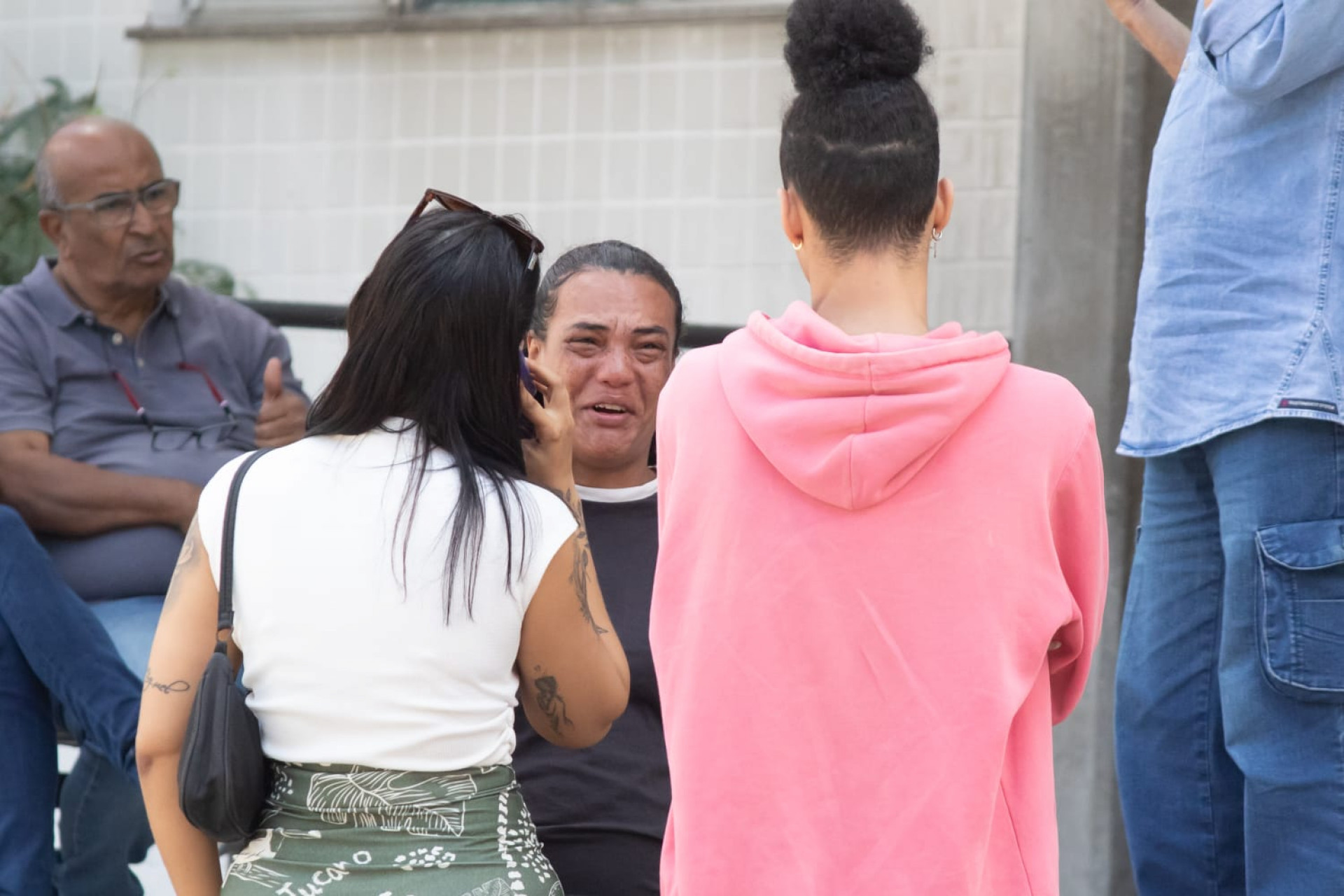 Familiares e amigos estiveram no IML para reconhecer e liberar corpo de Luciano - Érica Martin / Agência O Dia