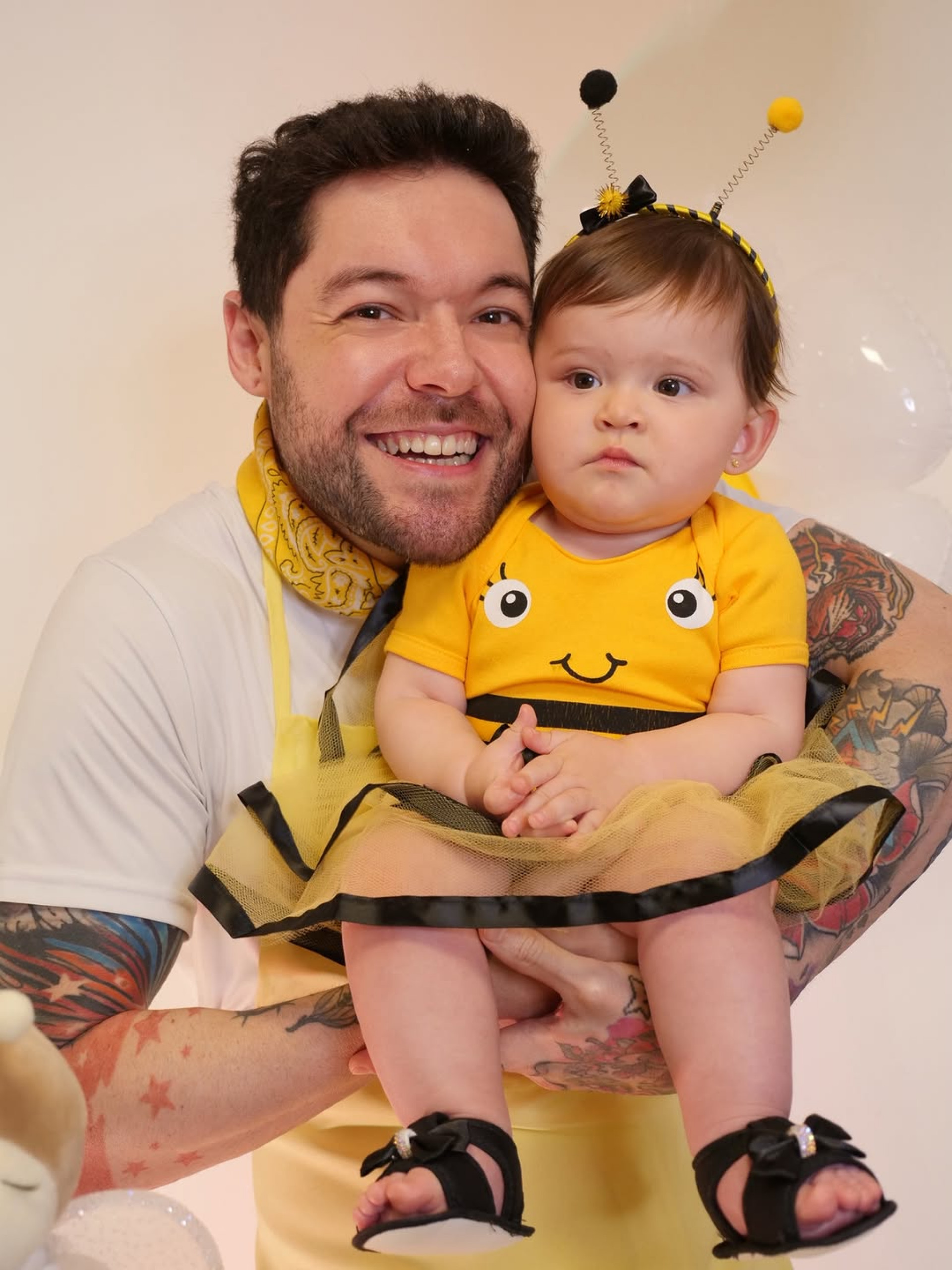 Nasser Rodrigues com a filha, Sarah, nos braços - Reprodução/Instagram