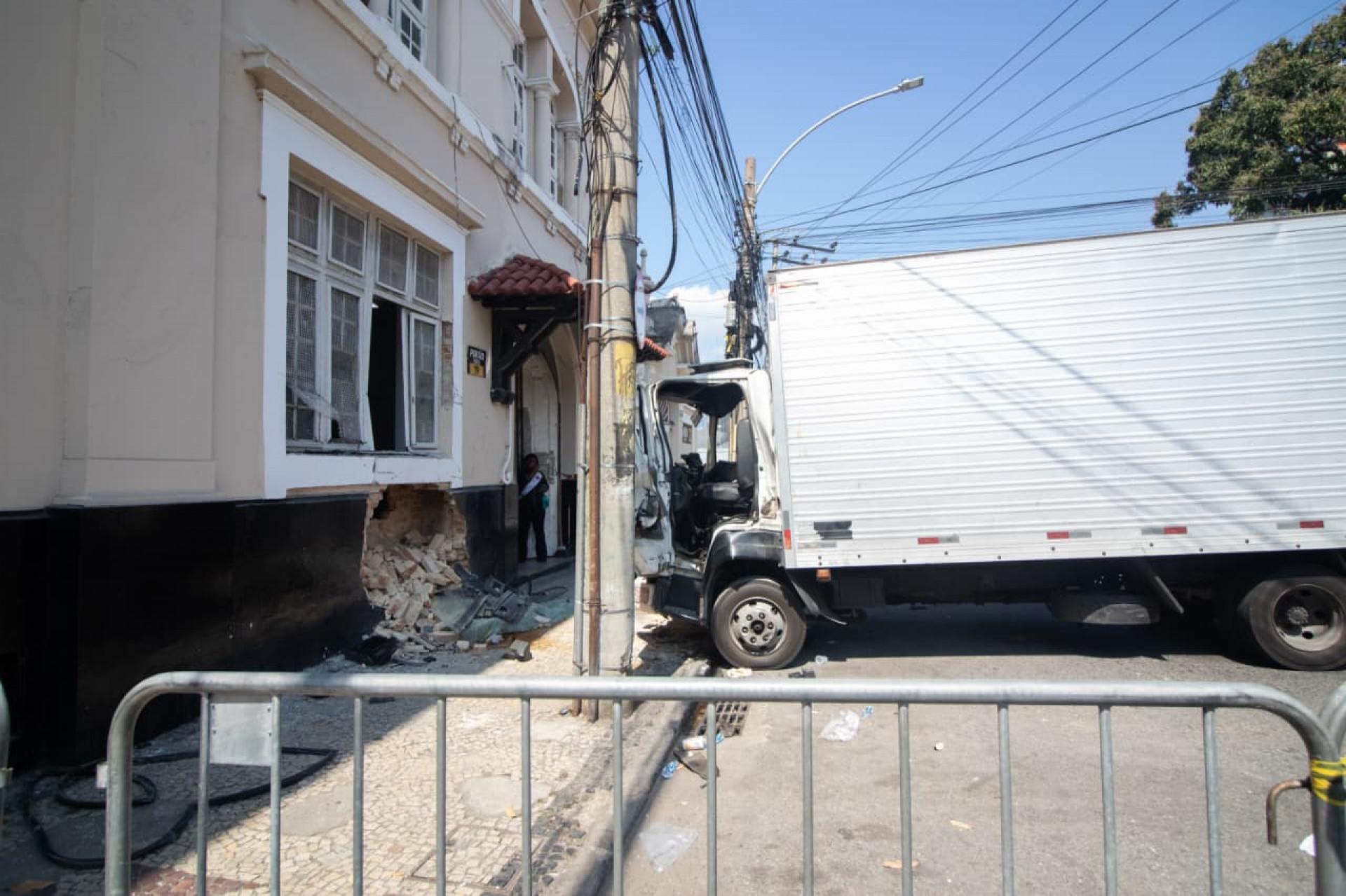 Caminhão perdeu o controle e bateu no muro de São Januário - Érica Martin/Agência O Dia