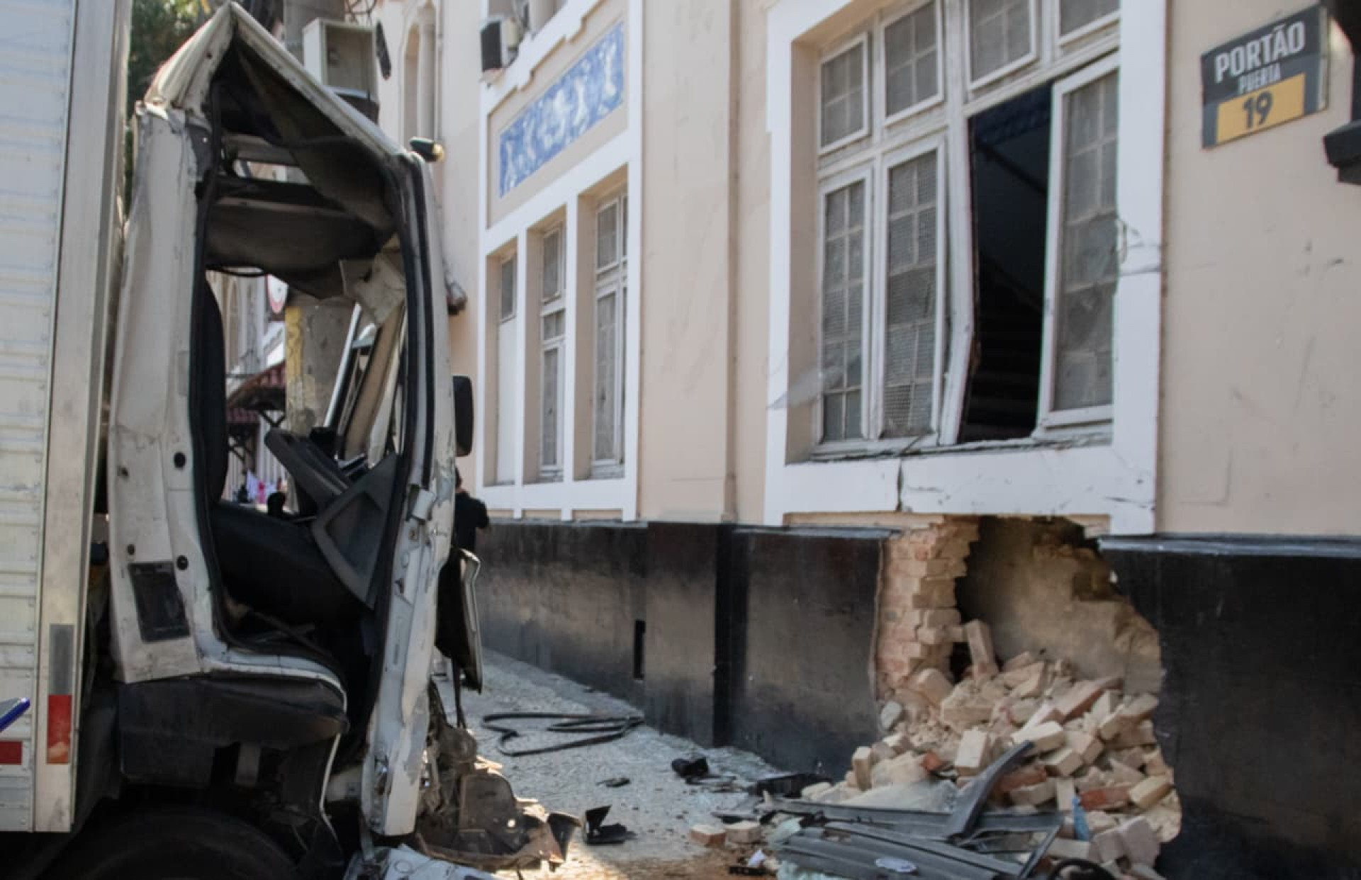Caminhão perdeu o controle e bateu no muro de São Januário - Érica Martin/Agência O Dia