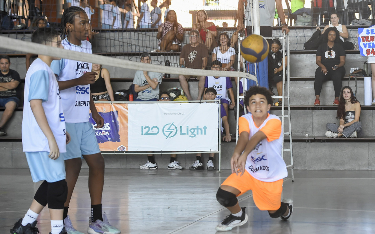 Vôlei masculino: Atleta recebe bola adversária