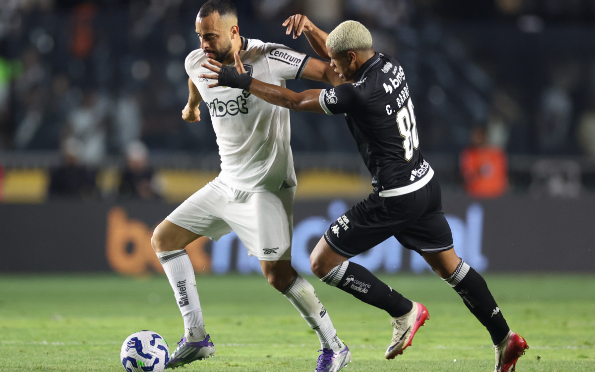 Cauan Barros em ação pelo Vasco no clássico com o Botafogo, em São Januário