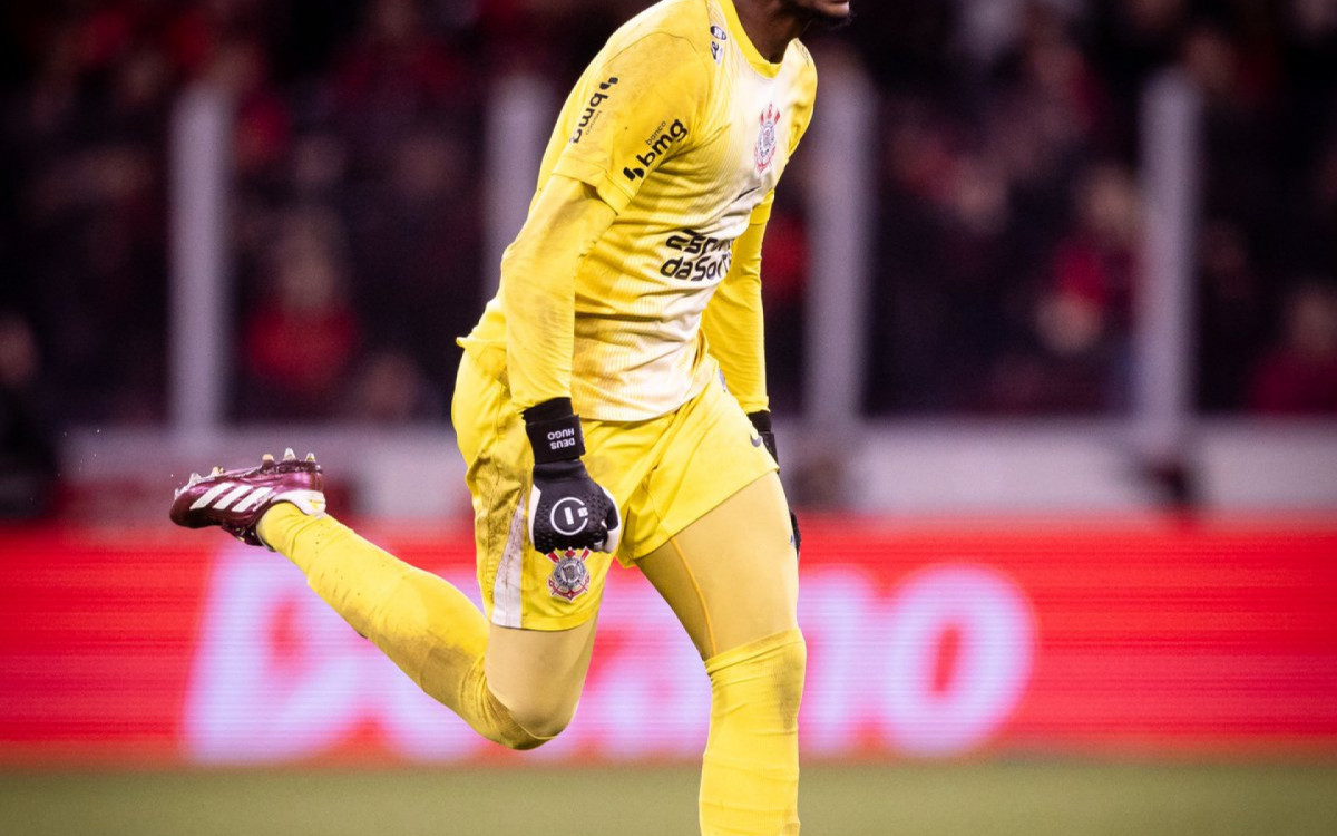 Hugo Souza em jogo do Corinthians na Copa do Brasil