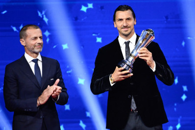 Ibrahimovic participa do sorteio da Liga Campeões e recebe prêmio da Uefa