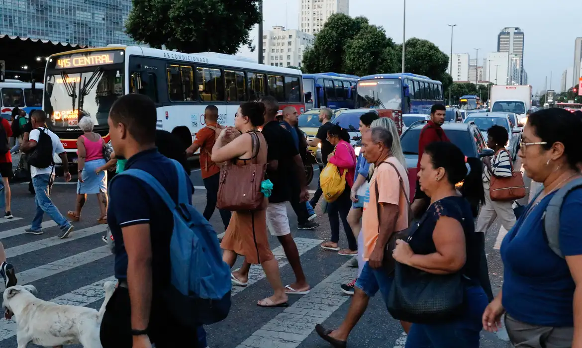 Brasil tem queda na desigualdade em educação, emprego e meio ambiente