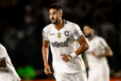 Chris Ramos tranquiliza torcida do Botafogo após choque de cabeça: 'Apenas um susto'