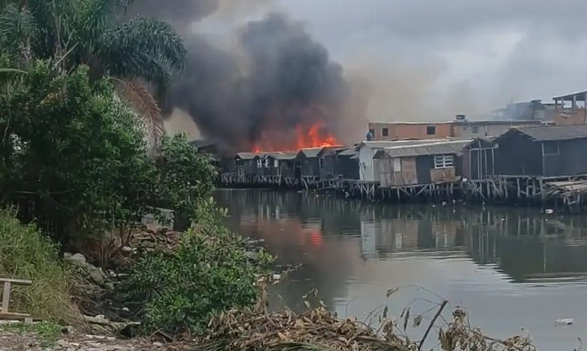 Incêndio volta a atingir comunidade em Santos e deixa feridos