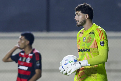 Flamengo libera goleiro para assinar com clube europeu