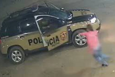 Vítima de estupro e sequestro vê viatura da PM e 'salta' de carro para pedir socorro; veja o vídeo