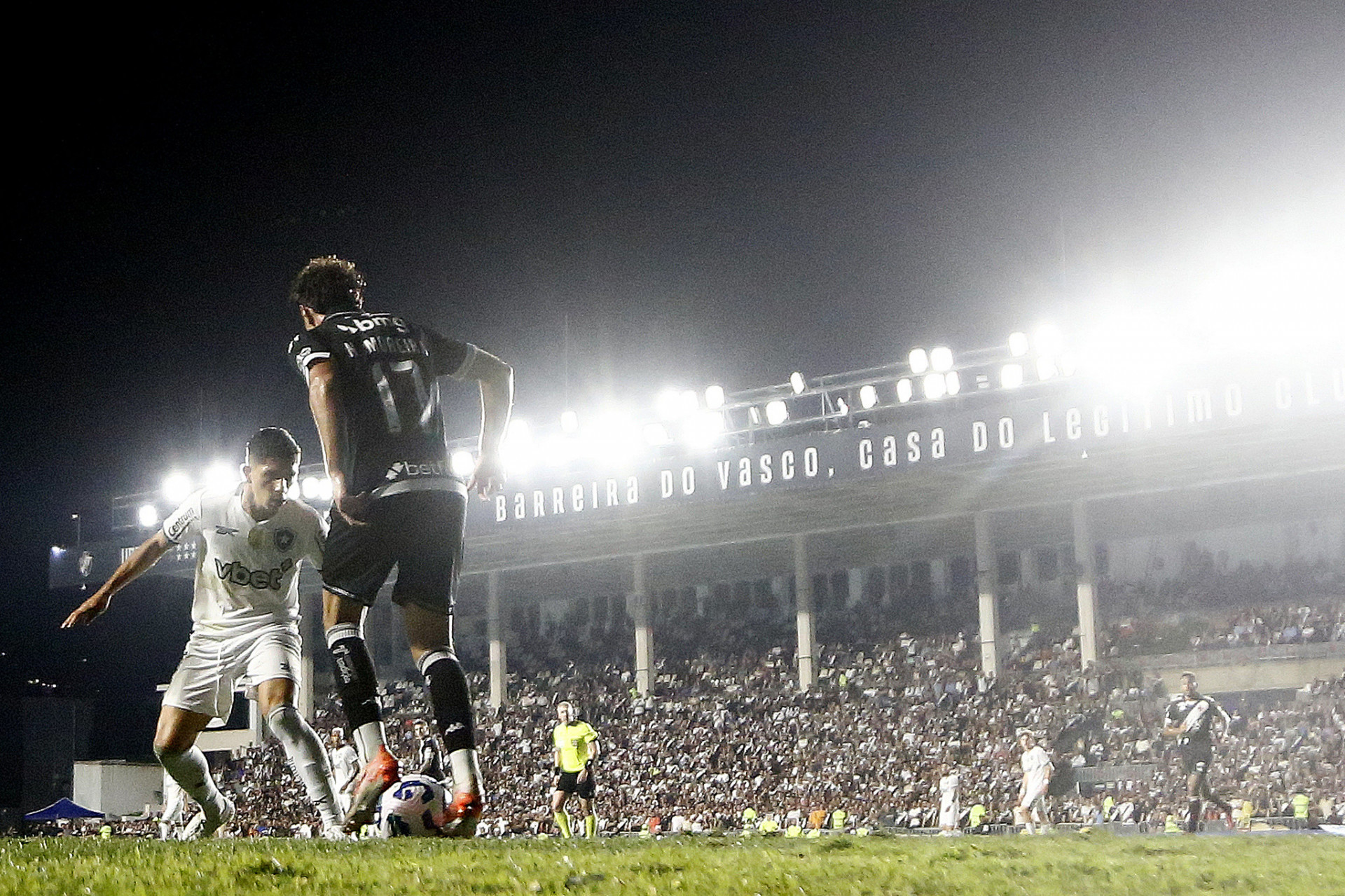 Nuno Moreira recebe a marcação de Savarino em Vasco x Botafogo - Vítor Silva/Botafogo