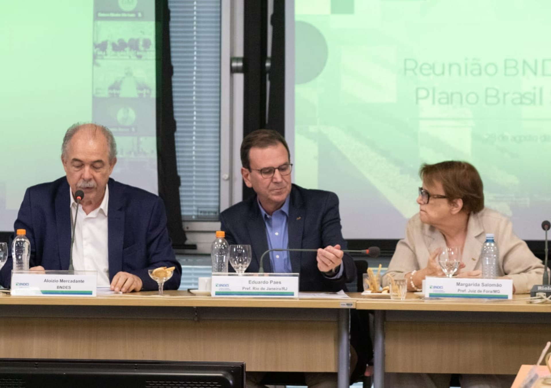 Mercadante (E), Paes e Margarida Salomão, prefeita de Juiz de Fora (MG) - Érica Martin/Agência O Dia