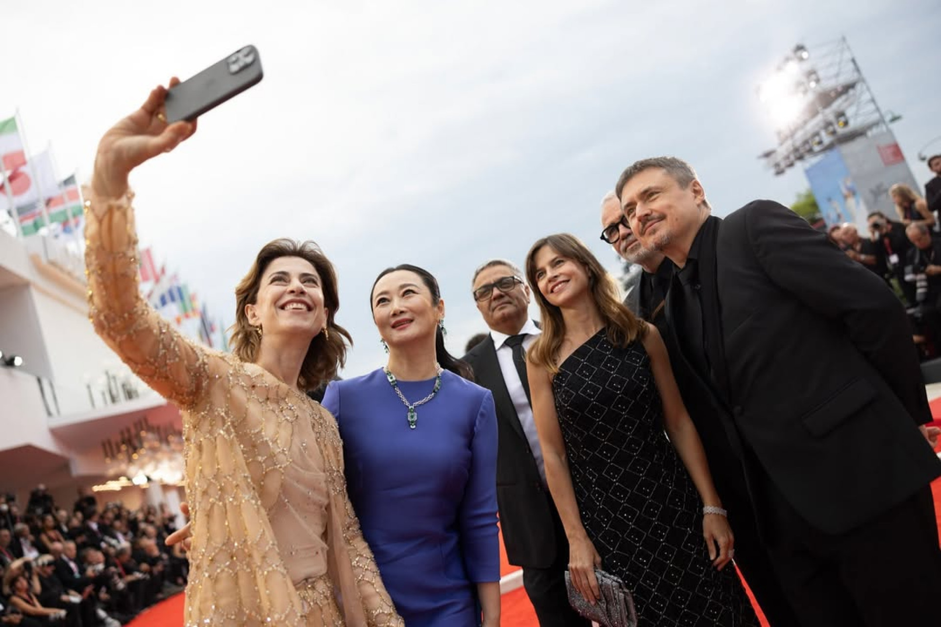 Fernanda Torres faz selfie no tapete vermelho do Festival de Cinema de Veneza, desta quarta-feira (27) - Reprodução / Instagram