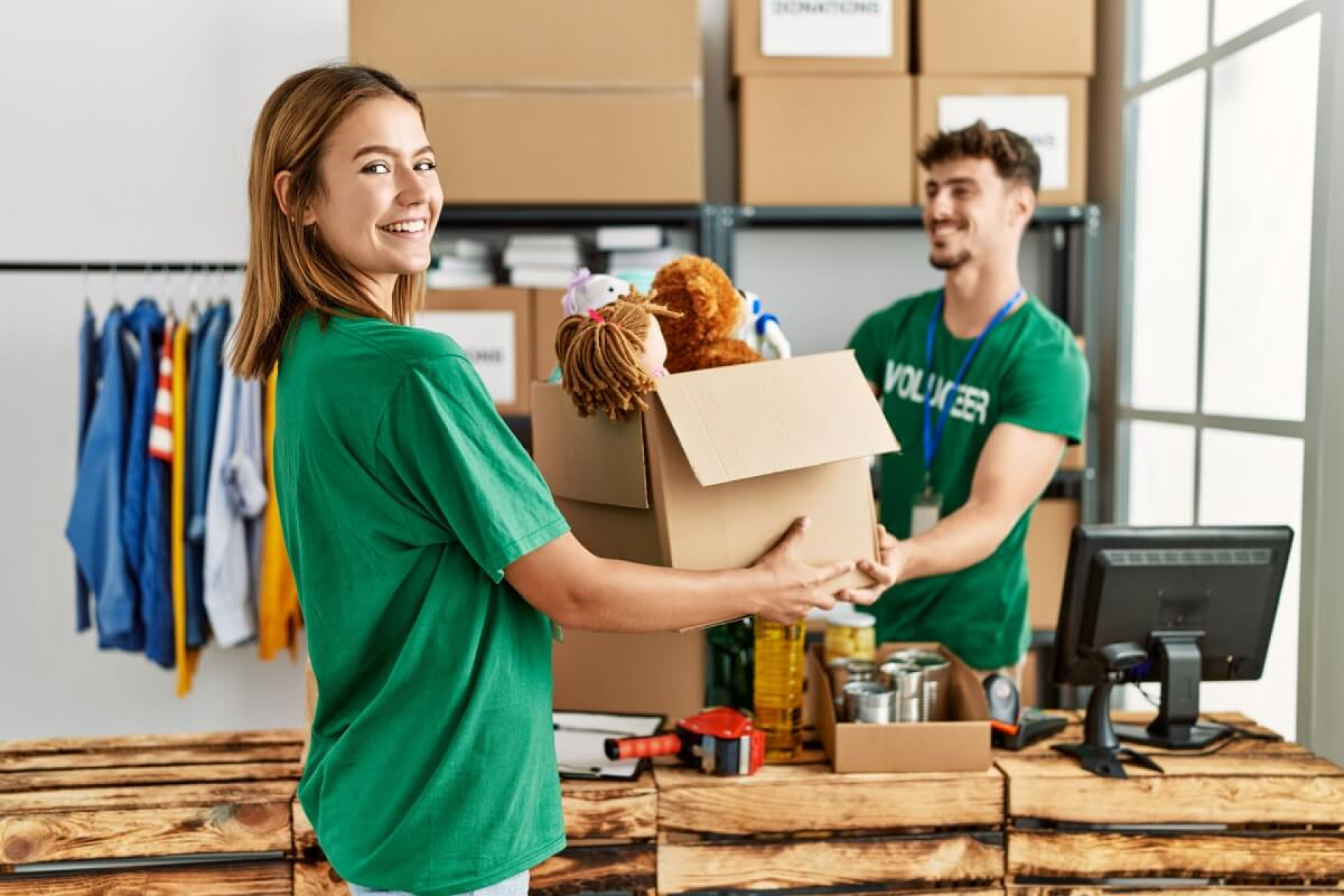 O voluntariado ajuda a transformar a vida de quem doa seu tempo e de quem &eacute; atendido nos projetos (Imagem: Krakenimages.com | Shutterstock)