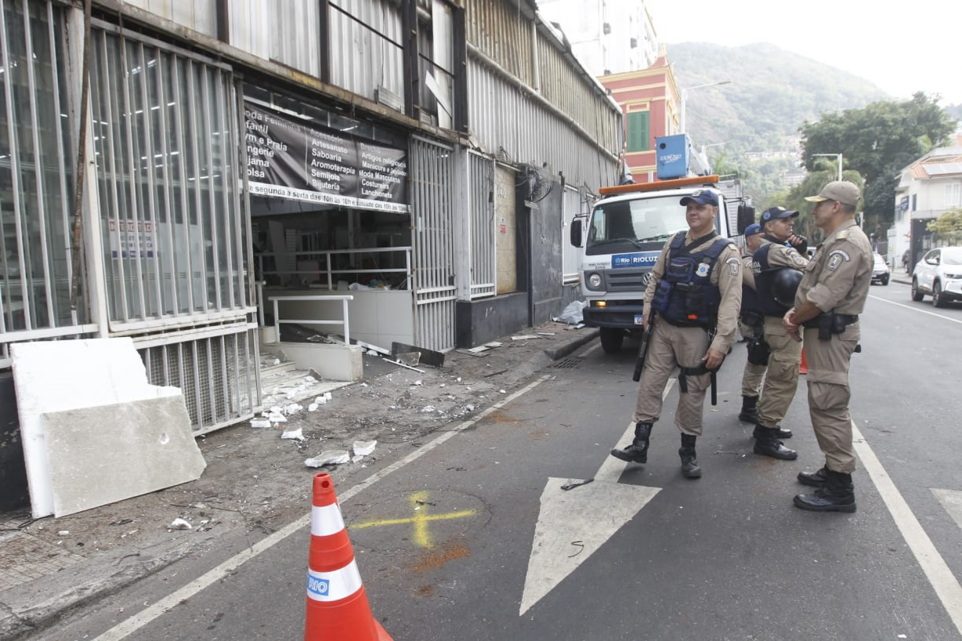 Demolição contou com retroescavadeira, caminhões baú e basculantes e cerca de 30 agentes - Reginaldo Pimenta/Agência O Dia