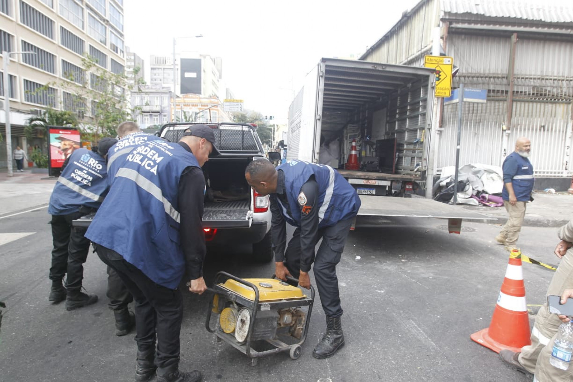 Cerca de 40 lojistas que trabalhavam no Espaço Mix precisaram retirar as mercadorias - Reginaldo Pimenta/Agência O Dia