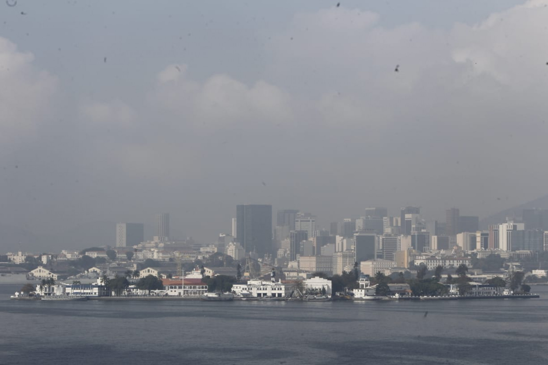 Uma névoa encobre a cidade do Rio de Janeiro na manhã desta sexta-feira (29) - Reginaldo Pimenta / Agência O Dia 