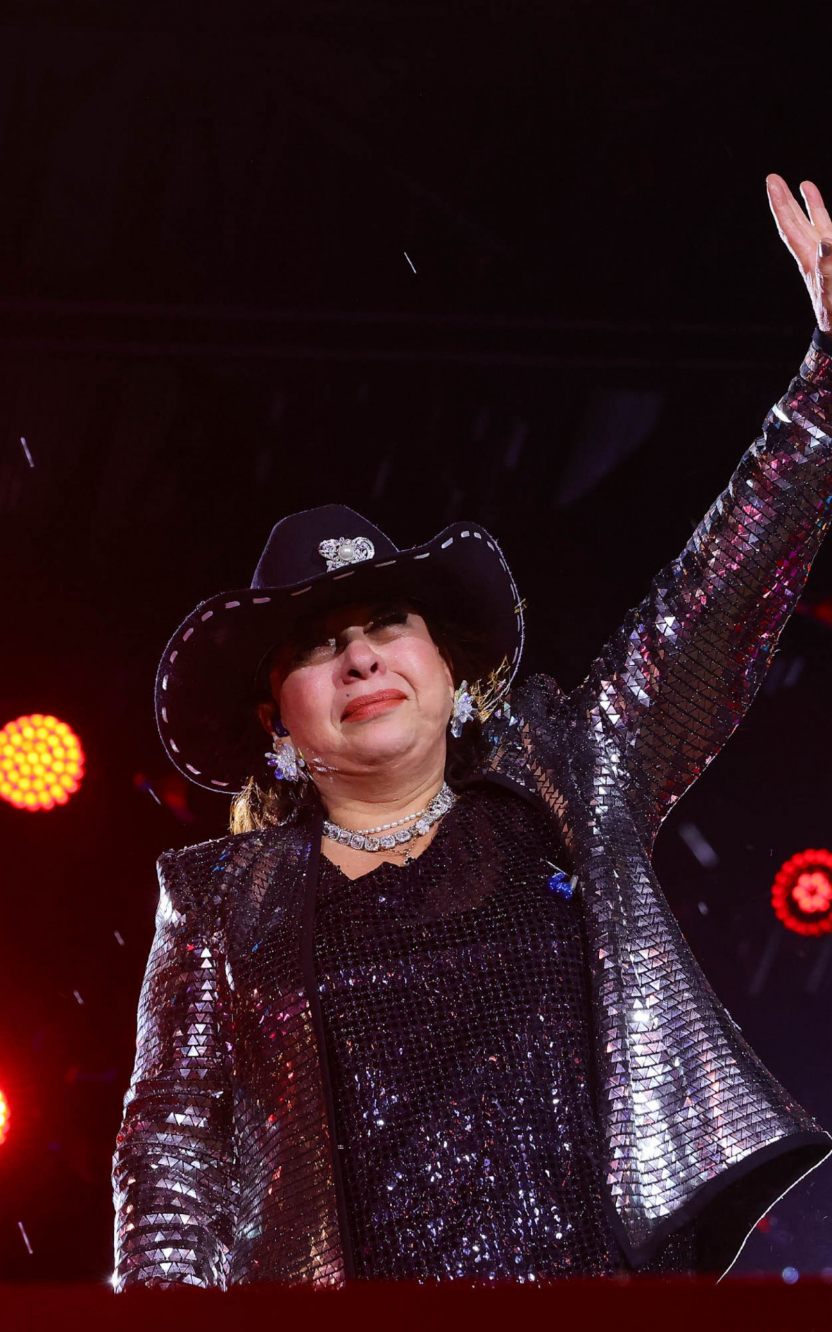 Roberta Miranda se emociona no palco